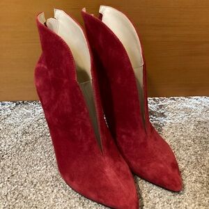 NWOB Nine West Danie heel booties. Red Suede size 6.5